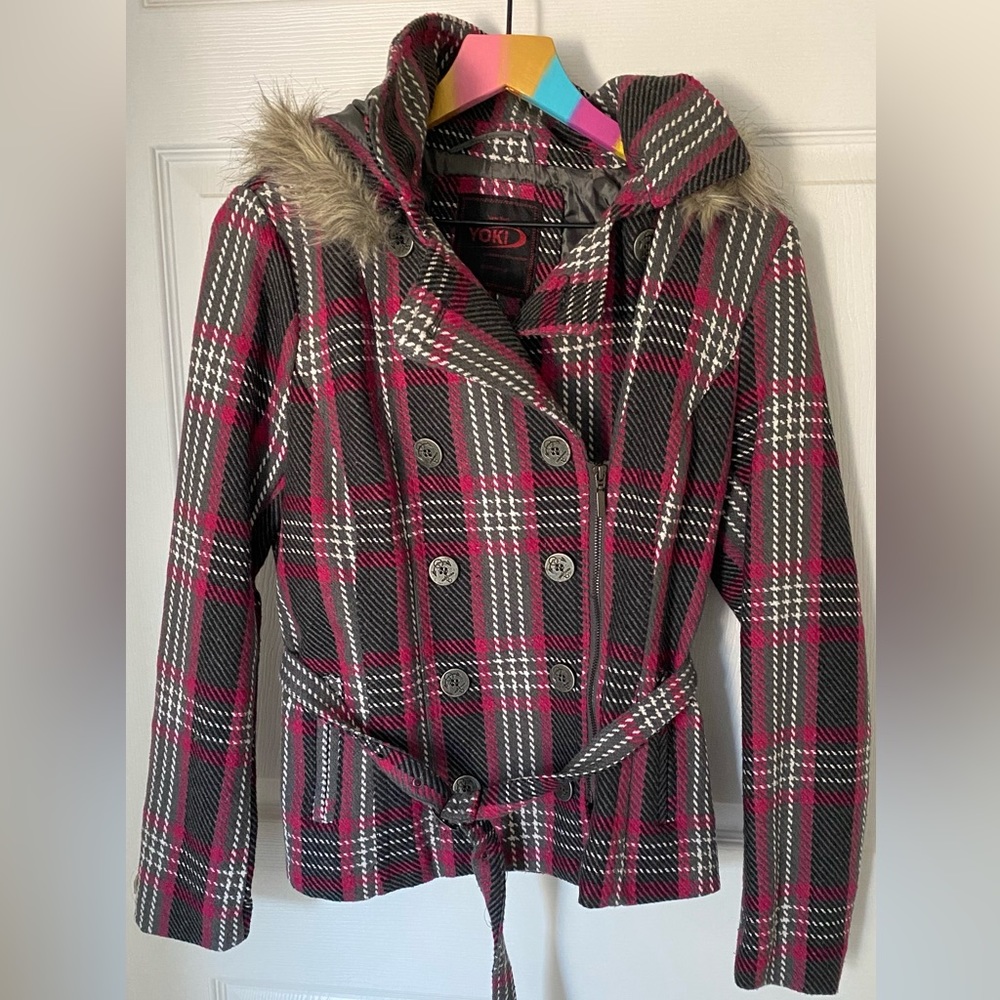 Beautiful coat with hood, medium size, nice printing and removable hood.